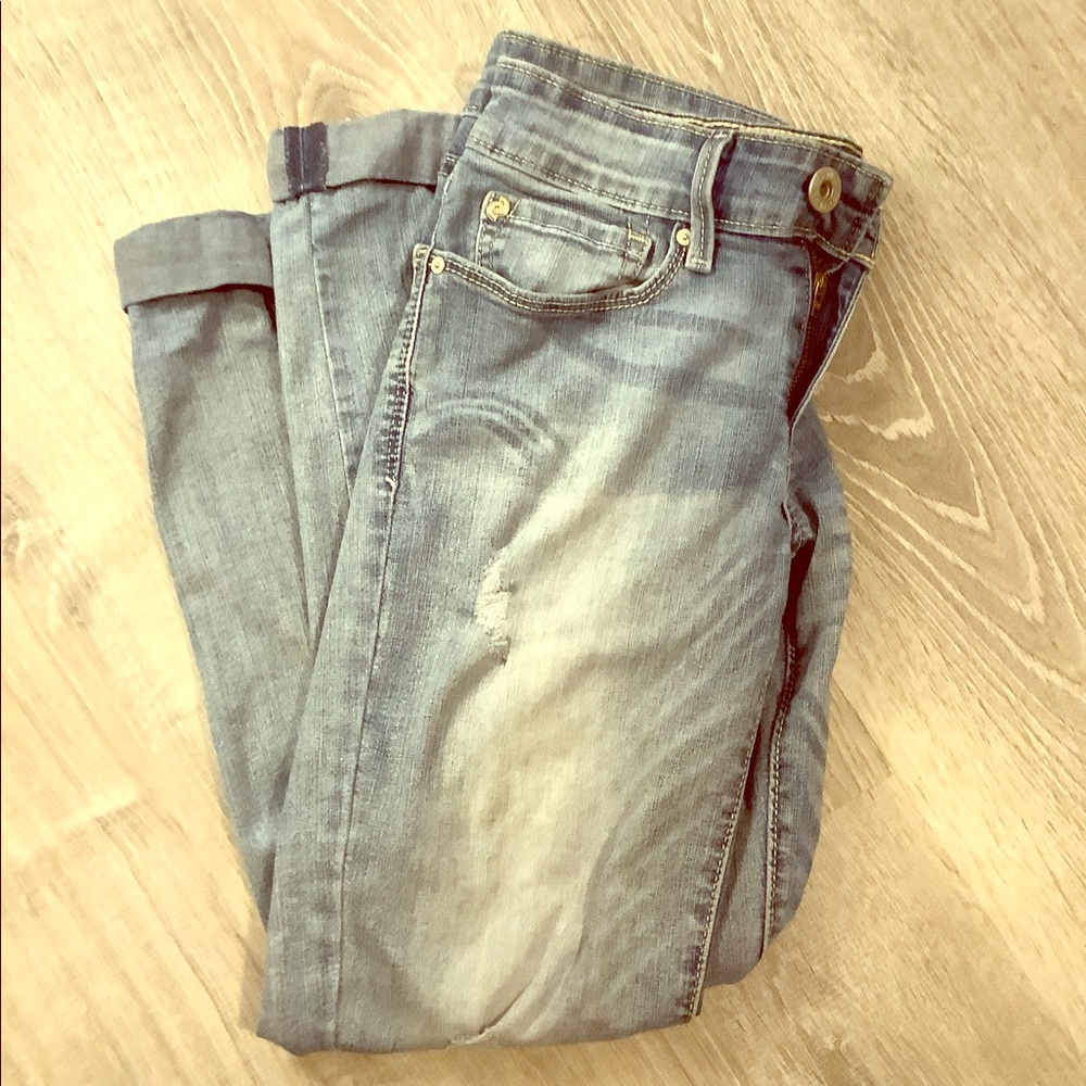 Light wash  destructed boyfriend jeans